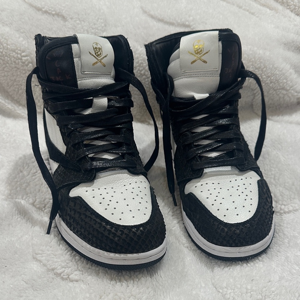 Shoe surgeon Air Jordan 1 - Travis scott